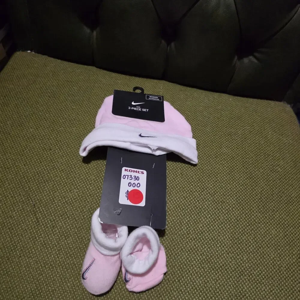 Nike Newborn Girls 2 Piece Pink White Hat Sock Set